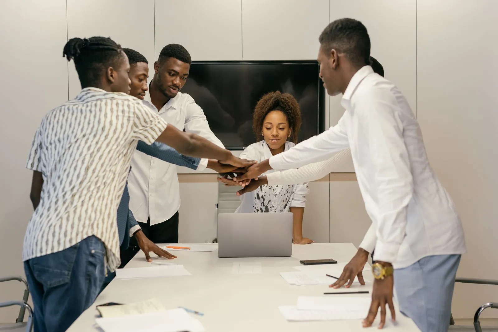 Équipe soudée célébrant une réussite collective en entreprise