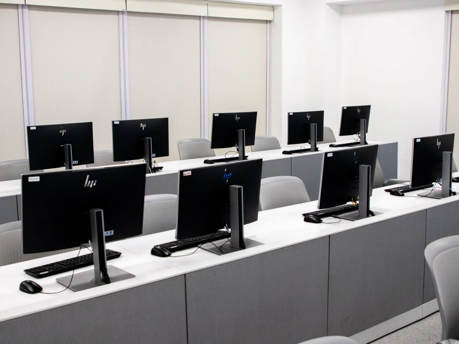 Salle informatique équipée pour le passage des tests